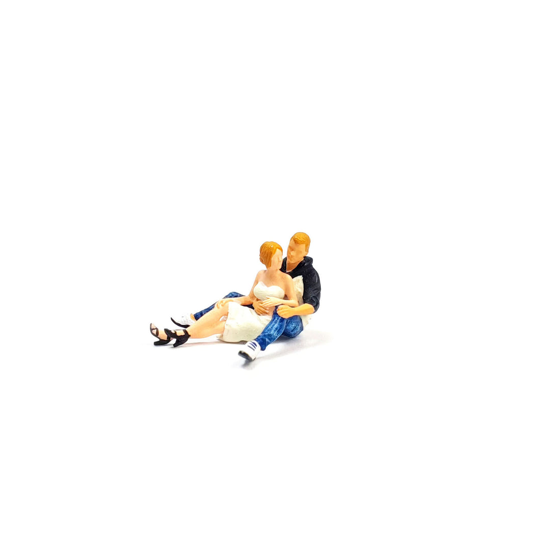 1:64 Painted Figure Mini Model Miniature Resin Diorama Couple Lovers Embrace Hug