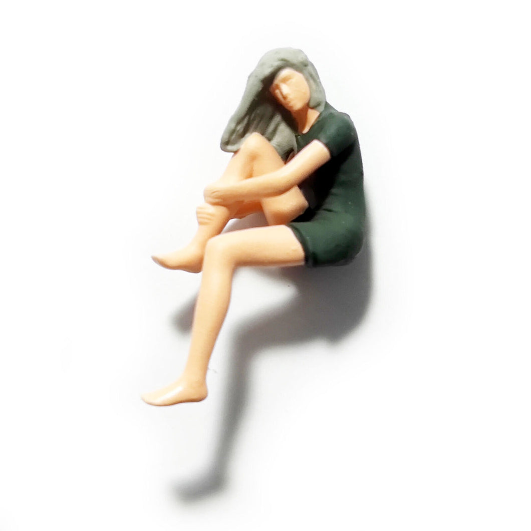 1:64 Painted Figure Mini Model Miniature Resin Diorama Leaning Lady Sitting G