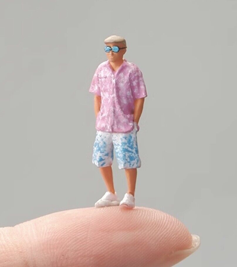 1:64 Painted Figure Mini Model Miniature Resin Diorama Sand Pink Shirt Man Toy New