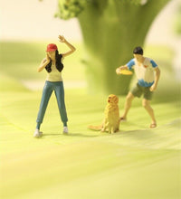 Load image into Gallery viewer, 1:64 Painted Figure Model Miniature Resin Diorama Toy Outdoor Park Scene Frisbee
