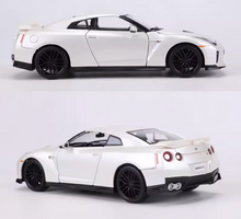 Load image into Gallery viewer, Bburago 1:24 White JDM 2017 GTR R35 Racing Sports Model Diecast Metal Car New Collection
