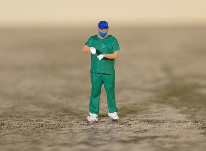 1:64 Painted Figure Model Miniature Resin Diorama Sand Toy Surgical Doctor Man New Scene