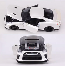 Load image into Gallery viewer, Bburago 1:24 White JDM 2017 GTR R35 Racing Sports Model Diecast Metal Car New Collection
