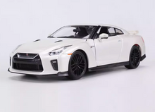 Load image into Gallery viewer, Bburago 1:24 White JDM 2017 GTR R35 Racing Sports Model Diecast Metal Car New Collection
