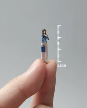 Load image into Gallery viewer, 1:64 Painted Figure Mini Model Miniature Resin Diorama Sand Girl Blue With Bag New
