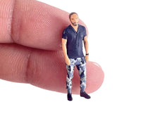 Load image into Gallery viewer, 1:64 Painted Figure Model Miniature Resin Diorama Street Band Guitarist Artists
