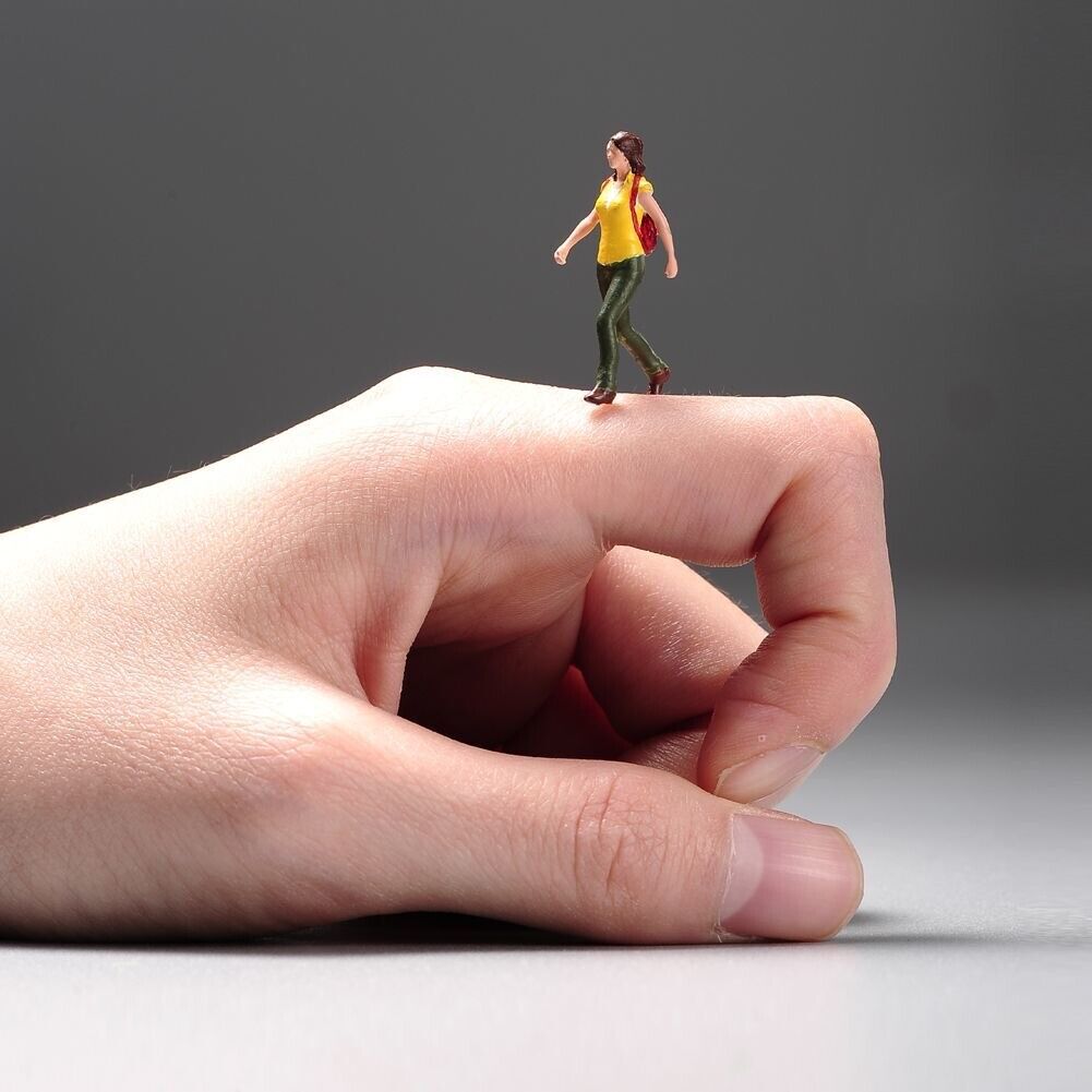 1:64 Painted Unpainted Figure Model Miniature Resin Diorama Traveller Girl Sand New