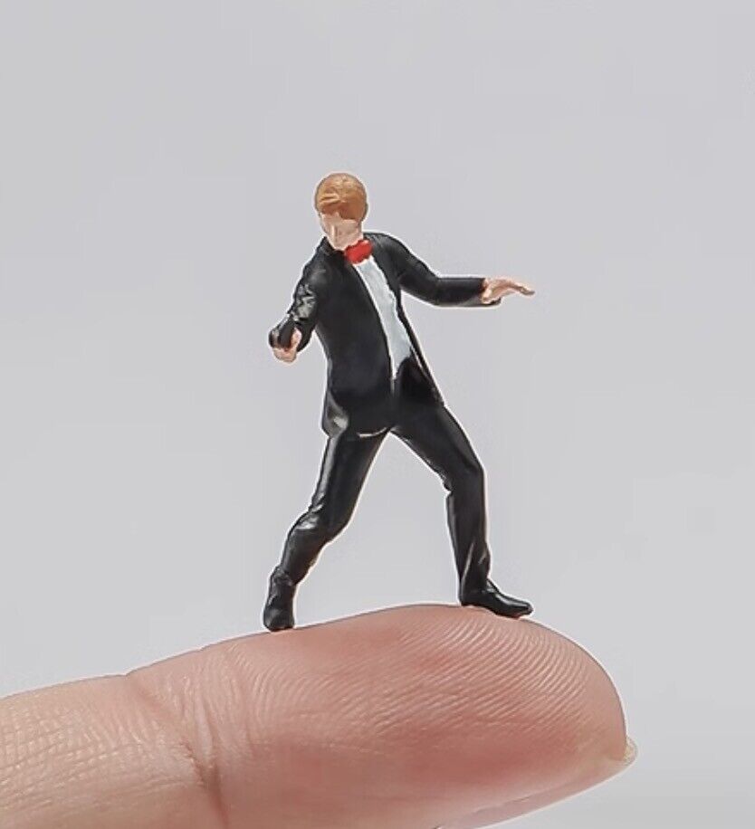 1:64 Painted Figure Mini Model Miniature Resin Diorama Sand Suit Man With Gun New
