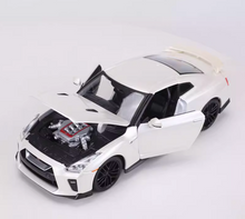 Load image into Gallery viewer, Bburago 1:24 White JDM 2017 GTR R35 Racing Sports Model Diecast Metal Car New Collection
