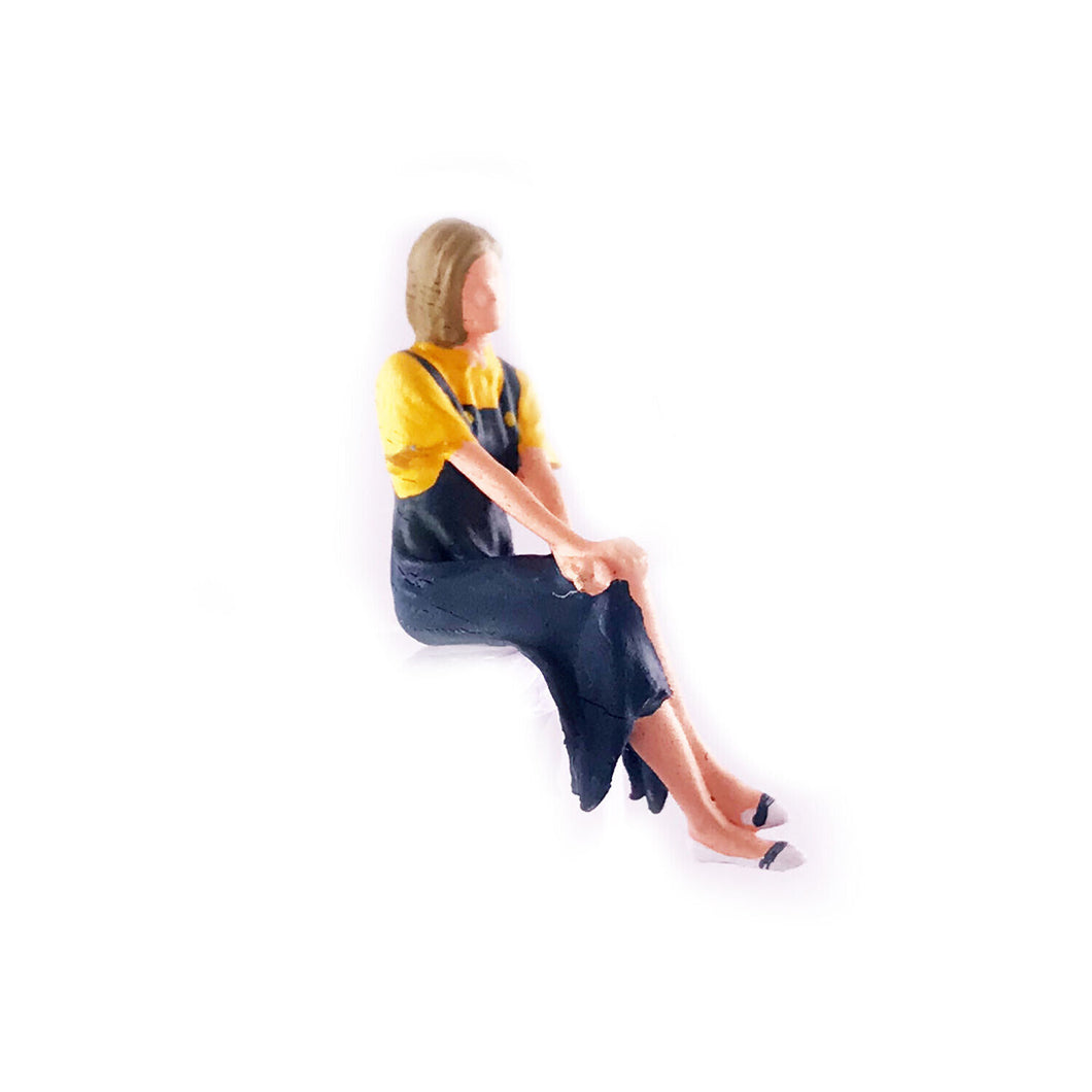 1:64 Painted Figure Mini Model Miniature Resin Diorama Sand Sitting Girl Lady Y New Scene