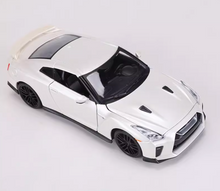 Load image into Gallery viewer, Bburago 1:24 White JDM 2017 GTR R35 Racing Sports Model Diecast Metal Car New Collection
