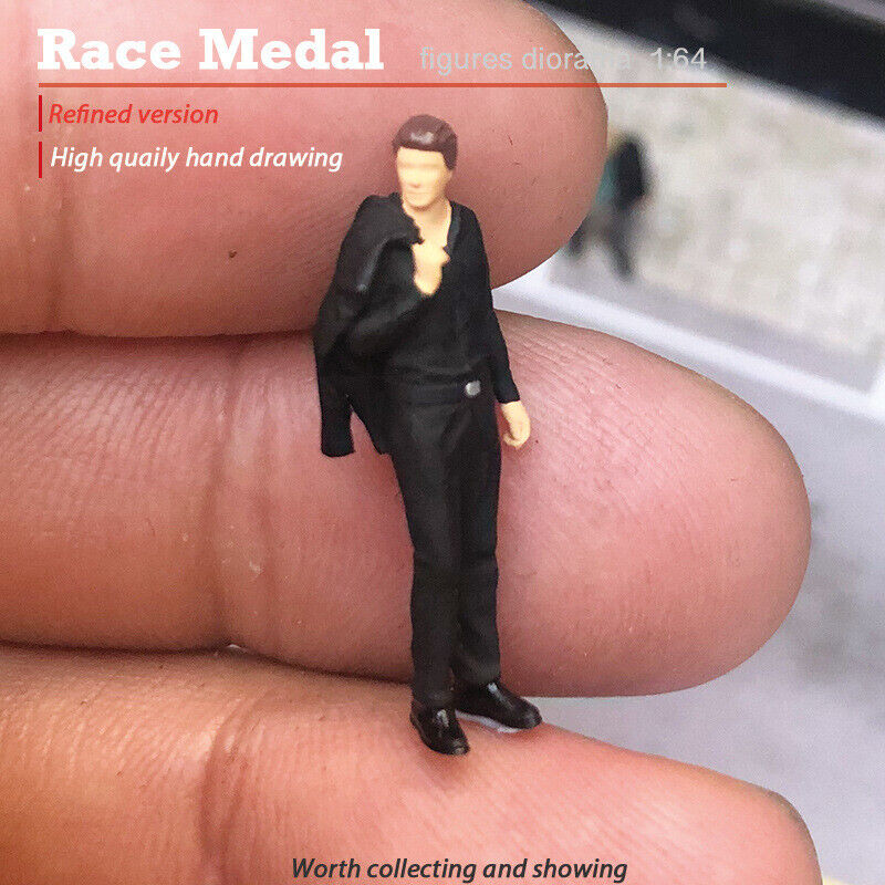 1:64 Painted Figure Mini Model Miniature Resin Diorama Suit Draped Over Man Sand