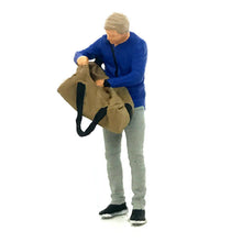 Load image into Gallery viewer, 1:64 Painted Figure Mini Model Miniature Resin Diorama Sand Man Flipping Bags
