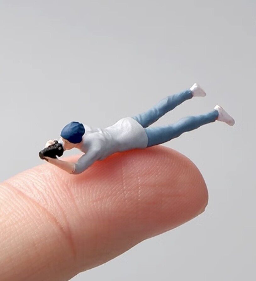 1:64 Painted Figure Mini Model Miniature Resin Diorama Sand Camera Man Lying Toy New
