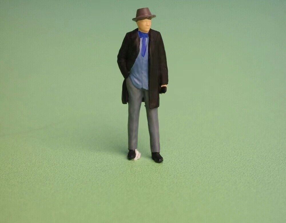 1:64 Painted Figure Model Miniature Resin Sand Hat Man Mafia Standing WIndcoat Collection