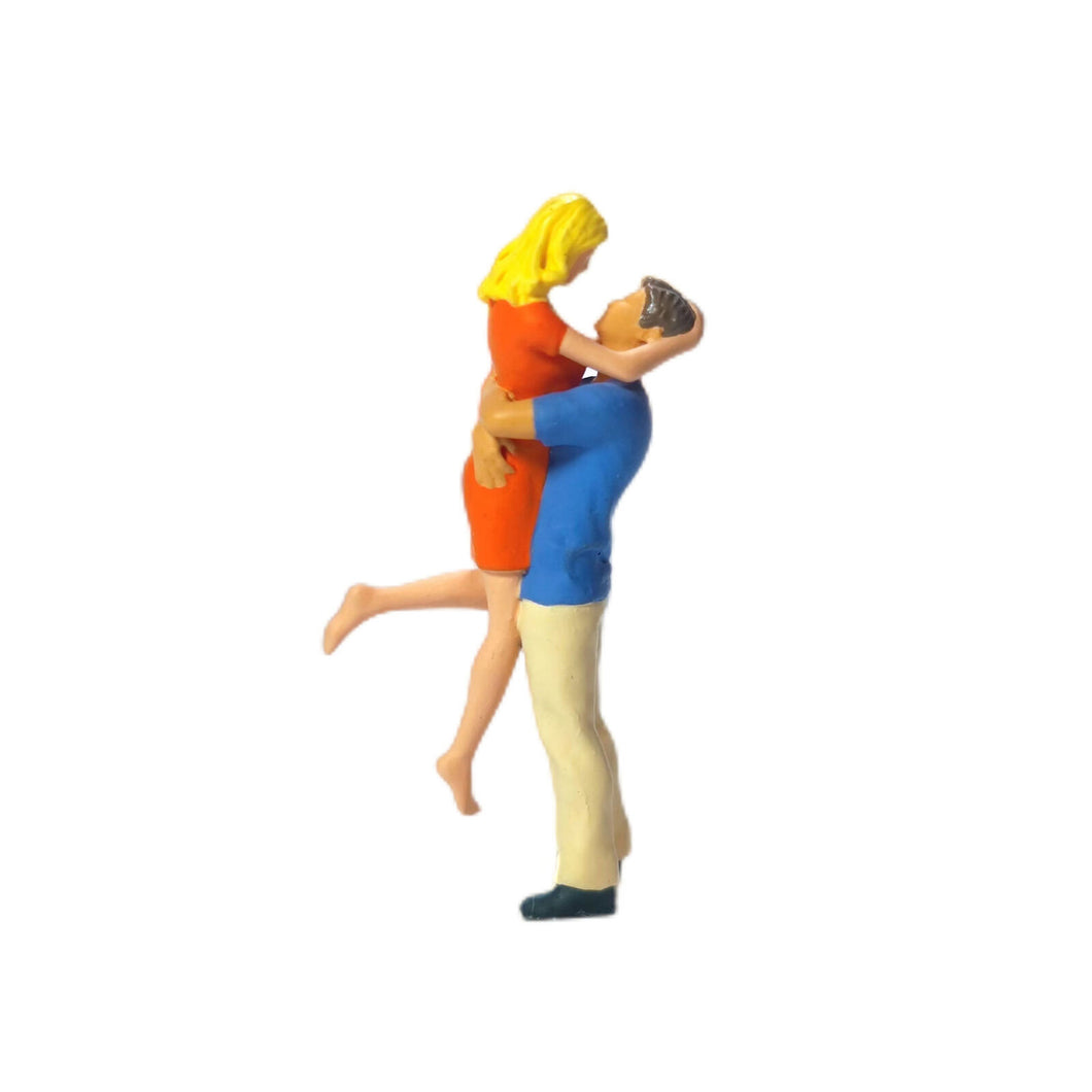 1:64 Painted Figure Mini Model Miniature Resin Diorama Sand Lovers Hug Exciting