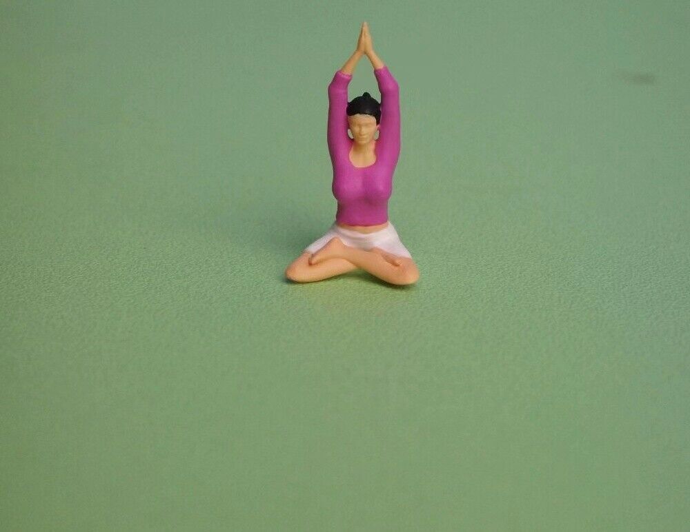 1:64 Painted Figure Model Miniature Resin Sand Yoga Lady Girl Sport Sitting Pink Collection